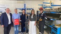 Landesinnungsmeister KommR MMst. Herbert Ohr, Ognjen Zajsek MSc (FH) (1. u. 2. v. l.), Innungsgeschäftsführerin Marlene Wiedenhofer (2. v. r.) mit zwei Mitarbeitern des Unternehmens.