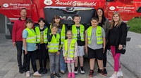 Klassenlehrerin Anna Mayer, Schulassistentin Yasmin Türk und Transportunternehmer Harald Grundwald mit den Kindern der 5. und 7. Klasse der Allgemeinen Sonderschule Eisenstadt. 
