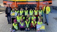 Klassenlehrerin Siegrid Weiss und Lkw-Fahrer Richard Elö mit den Kindern der <br />
Klasse 3b der Volksschule Purbach<br />
