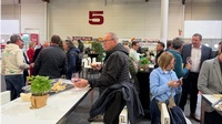 Veranstaltung in der Messehalle bei Stehtischen und Fingerfood
