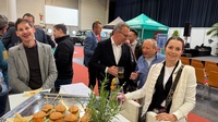 Veranstaltung in der Messehalle bei Stehtischen und Fingerfood
