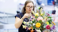 Teilnehmerin während des Wettbewerbs im Beruf Floristik bei den AustrianSkills 2023 