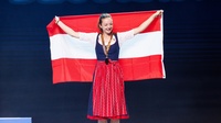 Bronzemedaille-Gewinnerin mit Österreichflagge
