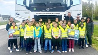 Die Klassenlehrerinnen Stefanie Radakovits und Heidemarie Marlovits, Disponent Rene Unger und LKW-Fahrer Norbert Talasz mit den Kindern der 3. und 4. Klasse der Volksschule Dürnbach 