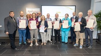 Menschen mit Urkunden