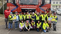 Lkw-Fahrer Peter Pollreis und Klassenlehrerin Michaela Pfeller mit den Kindern der 3. Klasse der Volksschule Halbturn