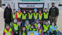 Klassenlehrerin Lena Nejeshleba und Lkw-Lenker Stefan Sommer mit den Kindern der 3b Klasse der Volksschule Bruckneudorf.
