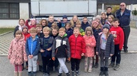 Transportunternehmer Ronald Derkits mit Kindern der Volksschule Ollersdorf.