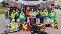 Lkw-Lenker Eröss Sandor und Klassenlehrerin Michaela Pinter mit den Kindern der 3. und 4. Klasse der Volksschule Loipersbach 