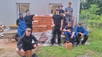 Die Schülerinnen und Schüler der Bau-Holz-Gruppe der PTS Eisenstadt freuten sich über eine Ziegel-Lieferung der Landesinnung Bau Burgenland. 
