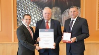 Ehrenmedaille: Wirtschaftskammerpräsident Mst. Andreas Wirth, KommR Hans Joachim Pinter und Wirtschaftskammerdirektor Harald Schermann
