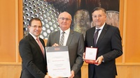 Goldene Ehrenmedaille: Wirtschaftskammerpräsident Mst. Andreas Wirth, KommR Gerhard Nyul und Wirtschaftskammerdirektor Harald Schermann