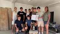 Die Schüler der Baugruppe der PTS Oberpullendorf präsentierten mit ihrem Lehrer Markus Heissenberger sowie Dir.-Stv. Sabine Muck (r.) und Katrin Sagmeister, Geschäftsführerin der Landesinnung Bau, (l.) ihr Werk, einer „Beton Plant Base“.