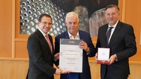 Ehrenmedaille: Wirtschaftskammerpräsident Mst. Andreas Wirth, KommR Stefan Kneisz und Wirtschaftskammerdirektor Harald Schermann (v. l.)