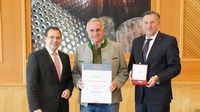 Ehrenmedaille: Wirtschaftskammerpräsident Mst. Andreas Wirth, KommR Gerhard Kast und Wirtschaftskammerdirektor Harald Schermann