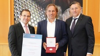 Ehrenmedaille: Wirtschaftskammerpräsident Mst. Andreas Wirth, KommR Mst. Franz Nechansky und Wirtschaftskammerdirektor Harald Schermann