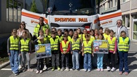 Klassenlehrerin Sabrina Schwarzl, LKW-Fahrer Peter Varga und Transportunternehmer Ludwig Pall mit den Kindern der 3. Klasse der Volksschule Bad Tatzmannsdorf