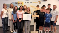 Die Schüler der Baugruppe der NMS Markt Allhau präsentierten mit ihrem Lehrer Hans Oberhofer sowie Direktorin Daniela Hallemann und Katrin Sagmeister, Geschäftsführerin der Landesinnung Bau (2. v. l.), ihr Werk, einen Wegweiser.