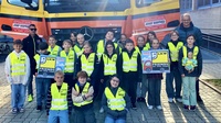Klassenlehrer Hubert Gmasz und Lkw-Fahrer Richard Elö mit den Kindern der <br />
Klasse 4b der Volksschule Purbach<br />
