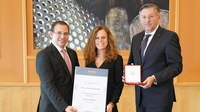 Ehrenmedaille: Wirtschaftskammerpräsident Mst. Andreas Wirth, Mst.in Maria Hollunder und Wirtschaftskammerdirektor Harald Schermann