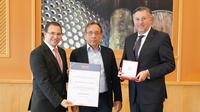 Ehrenmedaille: Wirtschaftskammerpräsident Mst. Andreas Wirth, KommR Franz Hess und Wirtschaftskammerdirektor Harald Schermann<br />
<br />
