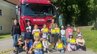 Klasse vor LKW