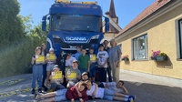 Klasse vor LKW