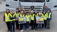 Klassenlehrerin Sarah Bozecski und Transportunternehmer Franz Renner mit den Kindern der 3. Klasse der Volksschule Pilgersdorf