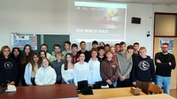 Patrick Zenz (r.), Lehrlingsexperte der Bauakademie Steiermark-Burgenland, mit Schülern der MS Kohfidisch.