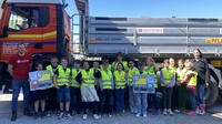 Klassenlehrerin Lisa Marie Schebesta und LKW-Fahrer Benedek mit den Kindern der 3. Klasse der Volksschule Wimpassing 