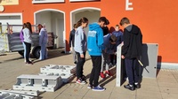 Die Schüler der PTS Stegersbach beim Inspizieren der mitgebrachten Schalung.