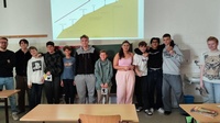 Patrick Zenz (l.), Lehrlingsexperte der Bauakademie Steiermark-Burgenland, mit Schülern MS Neufeld an der Leitha.