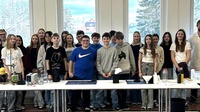 Klasse 3b mit Klassenvorständin Irene Reiter (3. v. l.), BO-Lehrerin Monika Lux-Wagner (l.) und Vortragendem Mathias Bergthaler (r.).