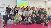Patrick Zenz (l.), Lehrlingsexperte der Bauakademie Steiermark-Burgenland, mit Schülern und Lehrkräften der MS Oberschützen.