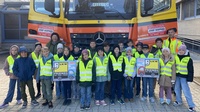 Klassenlehrerin Christina Riedl und Lkw-Fahrer Richard Elö mit den Kindern der Klasse 3a der Volksschule Purbach