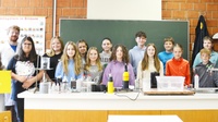 Vortragender Matthias Bergthaler (3. v. l.) mit Schülerinnen und Schülern der 2a-Klasse der BMS Stoob (v. l.). 