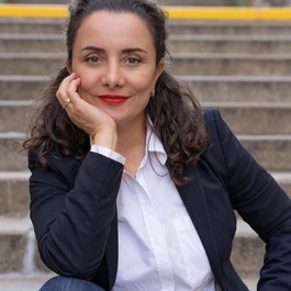 Frau sitzt auf Treppe