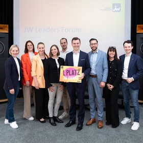 Gruppenbild - halten Schild hoch mit 