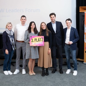 Gruppenbild - halten Schild hoch mit 