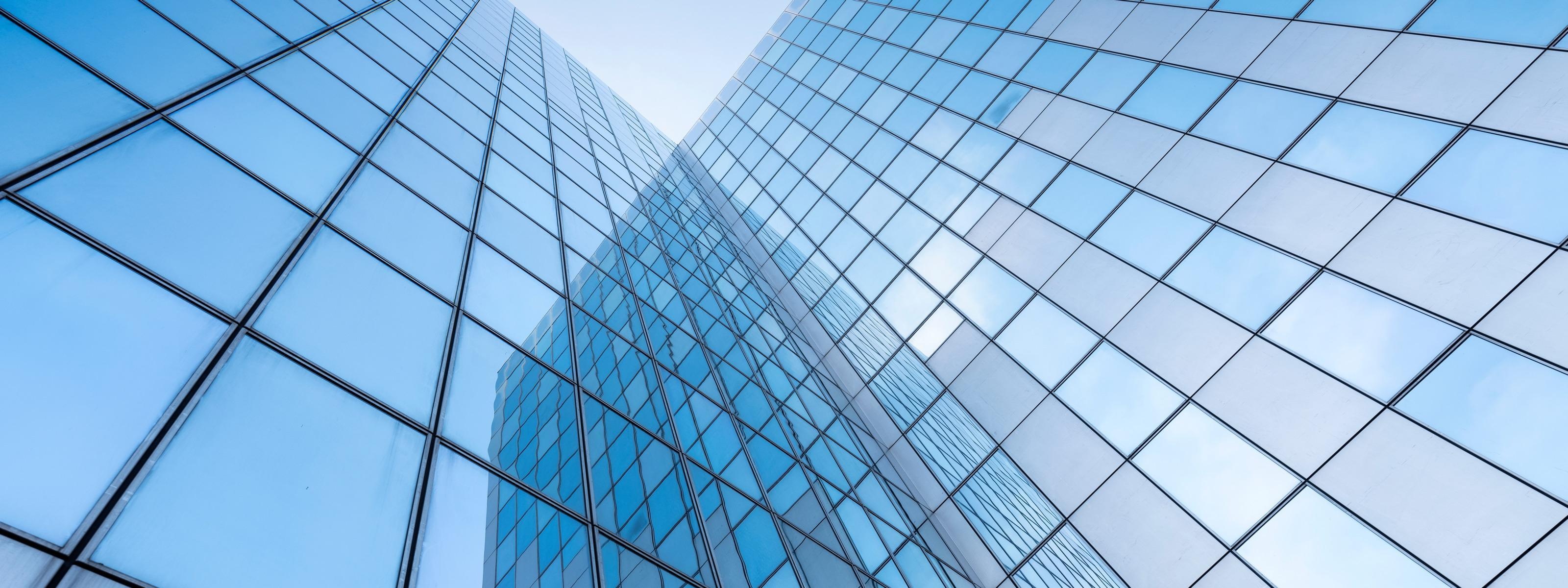 Detailansicht einer blau reflektierenden Glasfassade