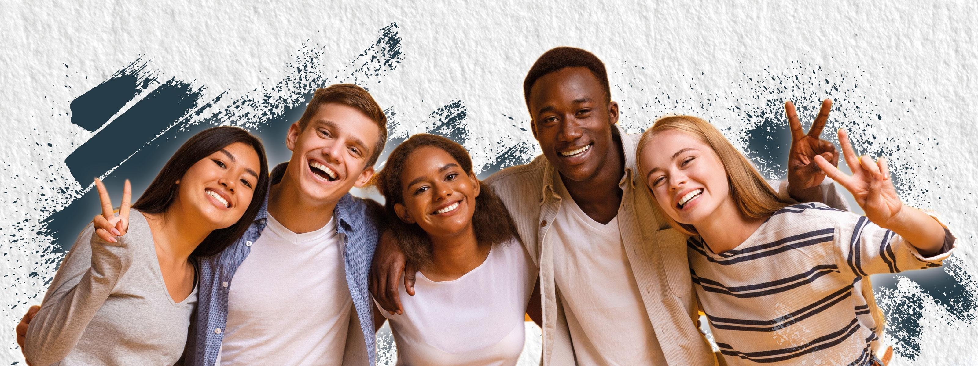 Junge Menschen stehen nebeinander und zeigen das Victory-Zeichen. Davor sieht man zwei färbige schräge Balken, dahinter dunkle Pinselstriche an einer weißen Wand.