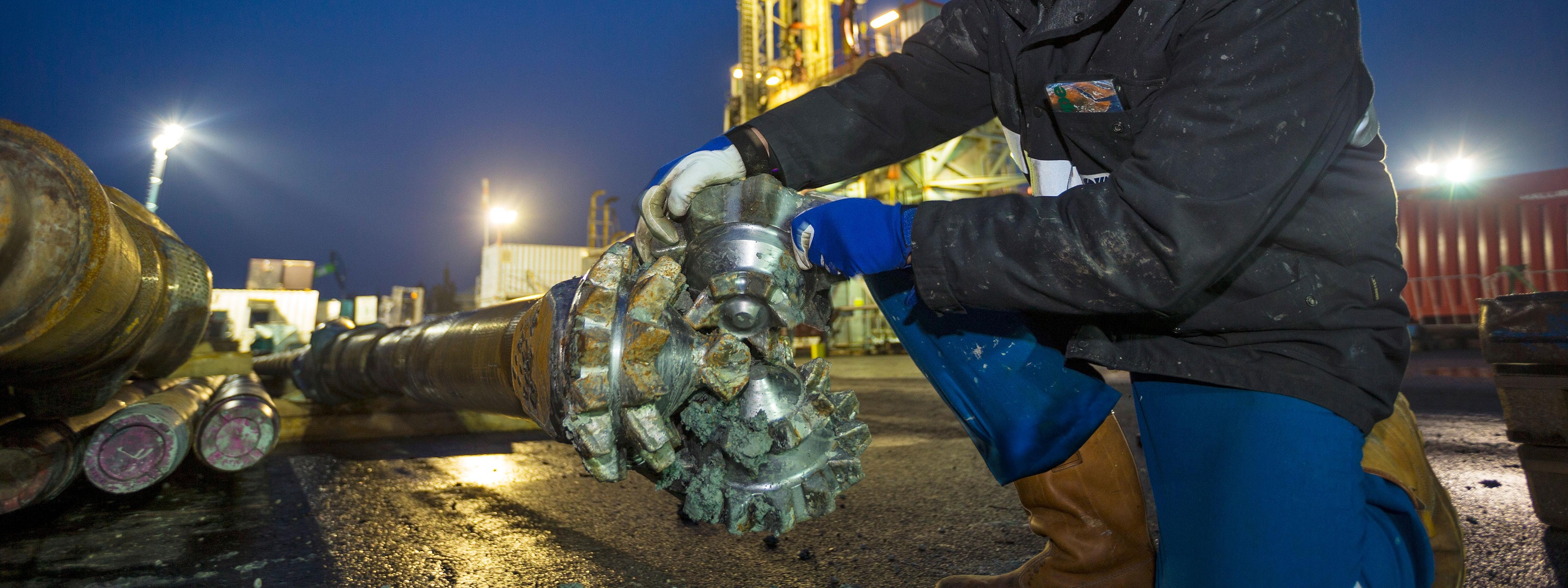 Arbeiter bei der Montage eines Bohrkopfes