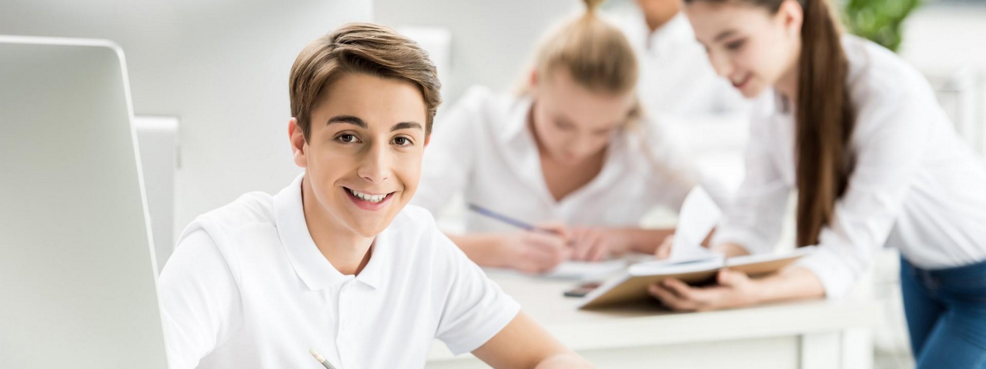 Junge Leute bei der Ausbildung zum Medizinprodukte-Kaufmann bzw -Frau