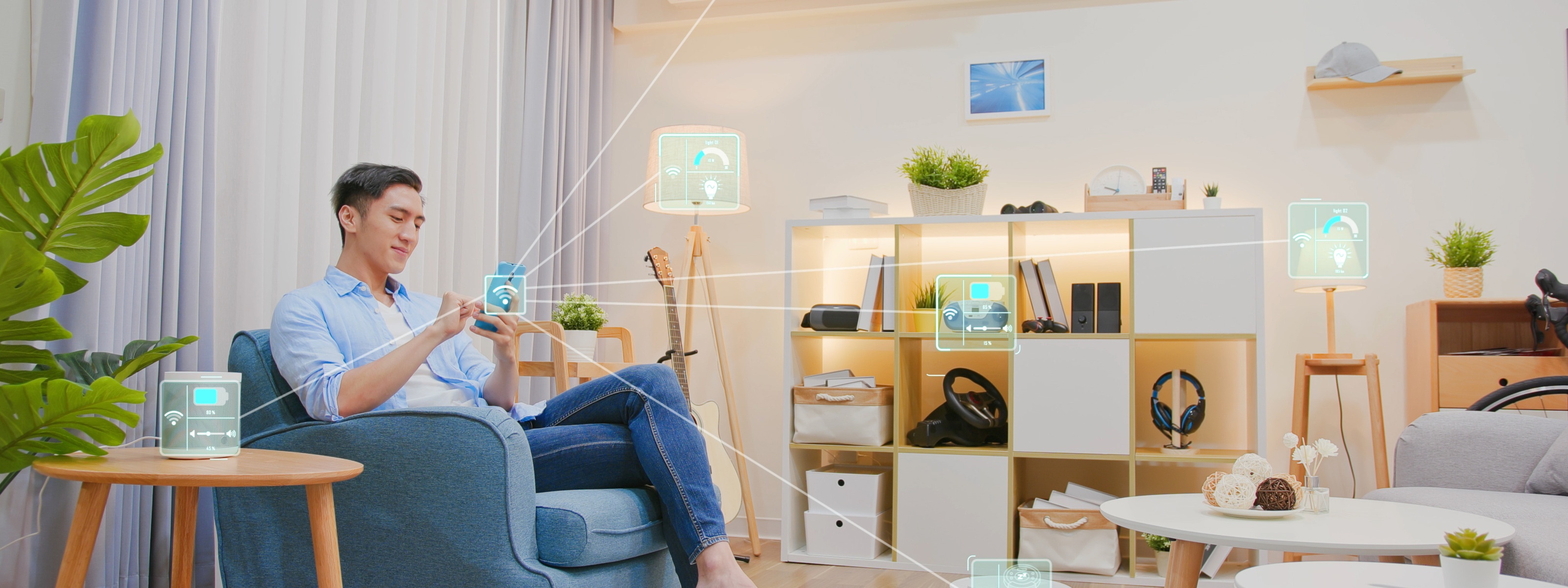 Person sitzt auf Couchsessel in Wohnzimmer und bedient Smartdevice, von dem leuchtende Linien zu Icons zum Thema Smarthome führen