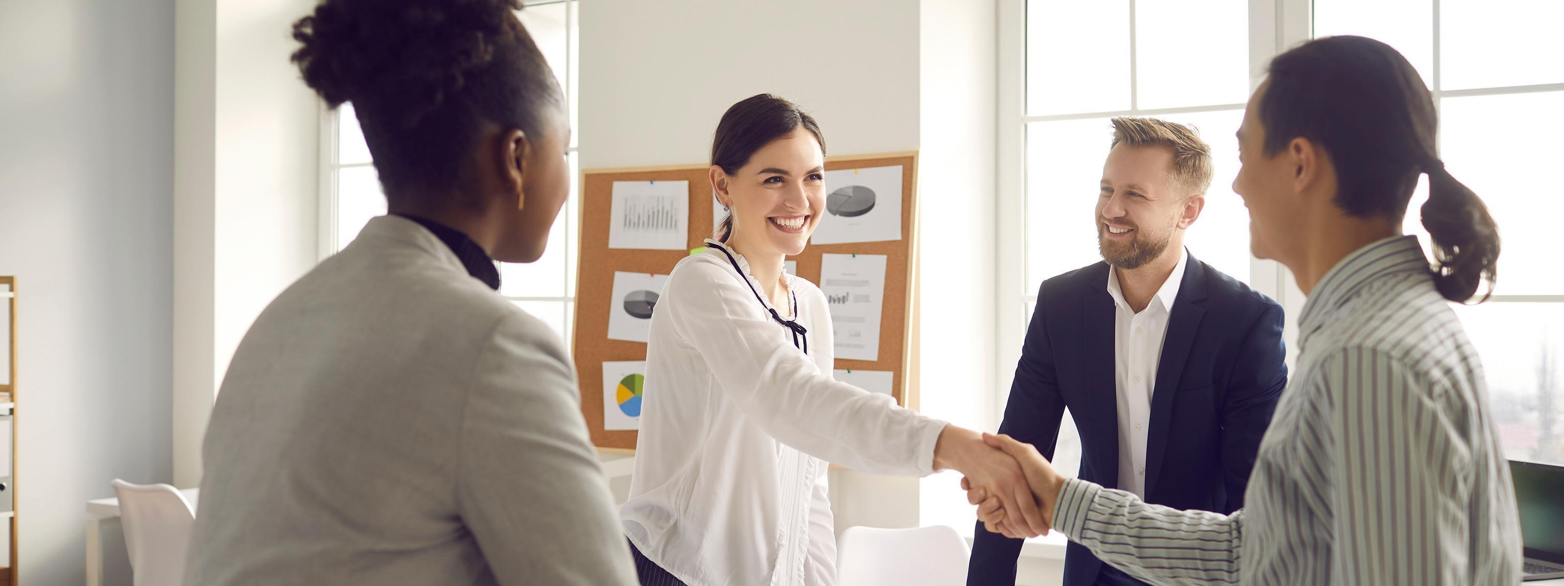 Business Team beim Handshake
