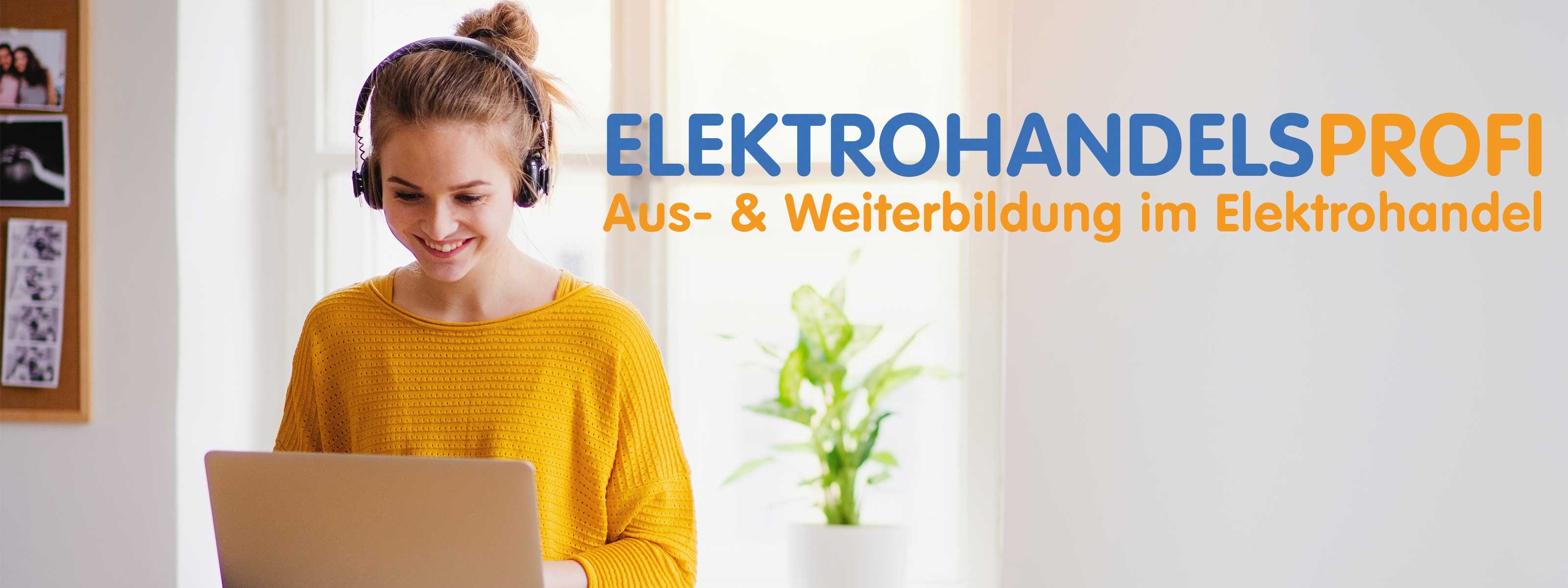 Eine junge Frau sitzt mit Kopfhörern vor einem Laptop