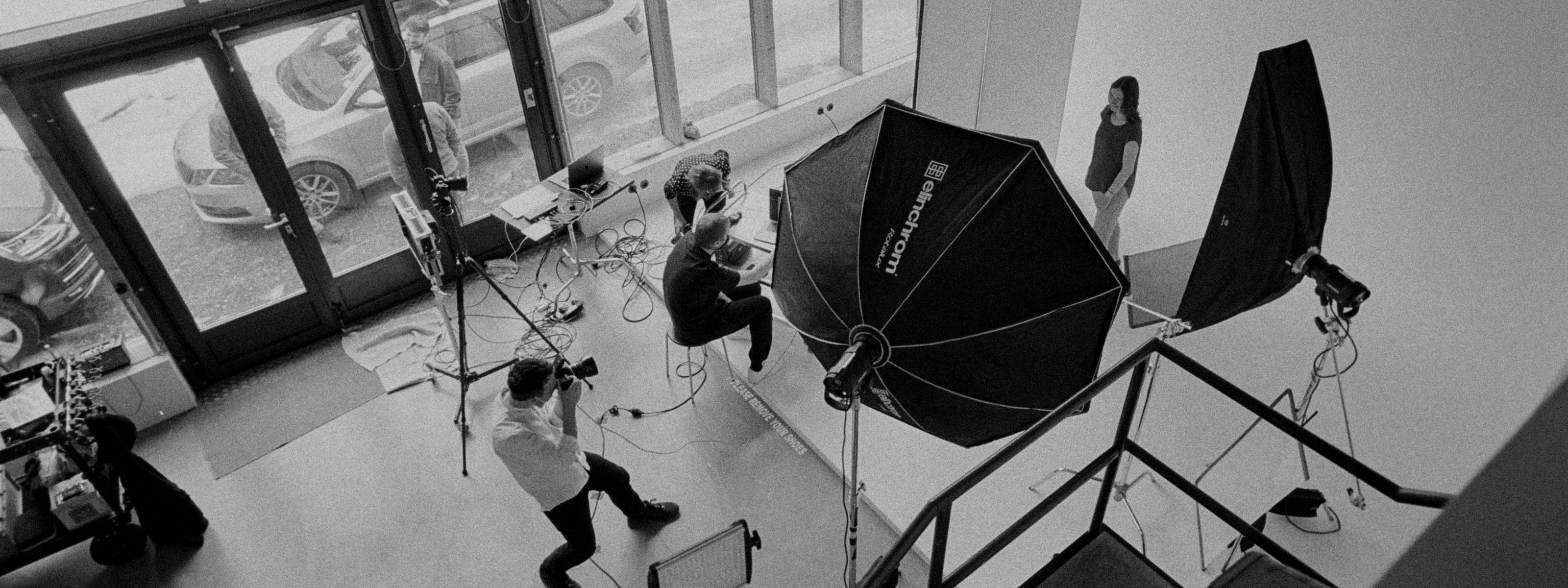 Vier Personen in einem Fotostudio beim Fotoshooting