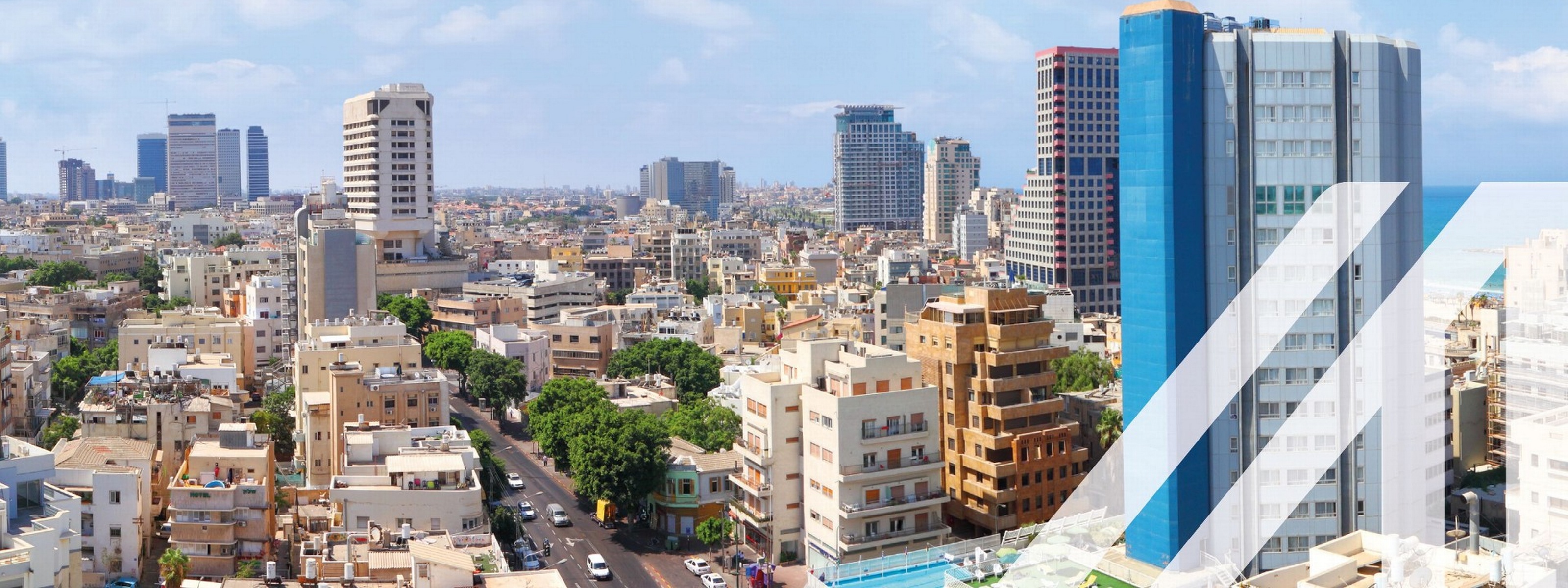 Blick auf eine moderne Stadt mit hohen Gebäude, Wohnhäusern und eine befahrene Straße in Tel Aviv