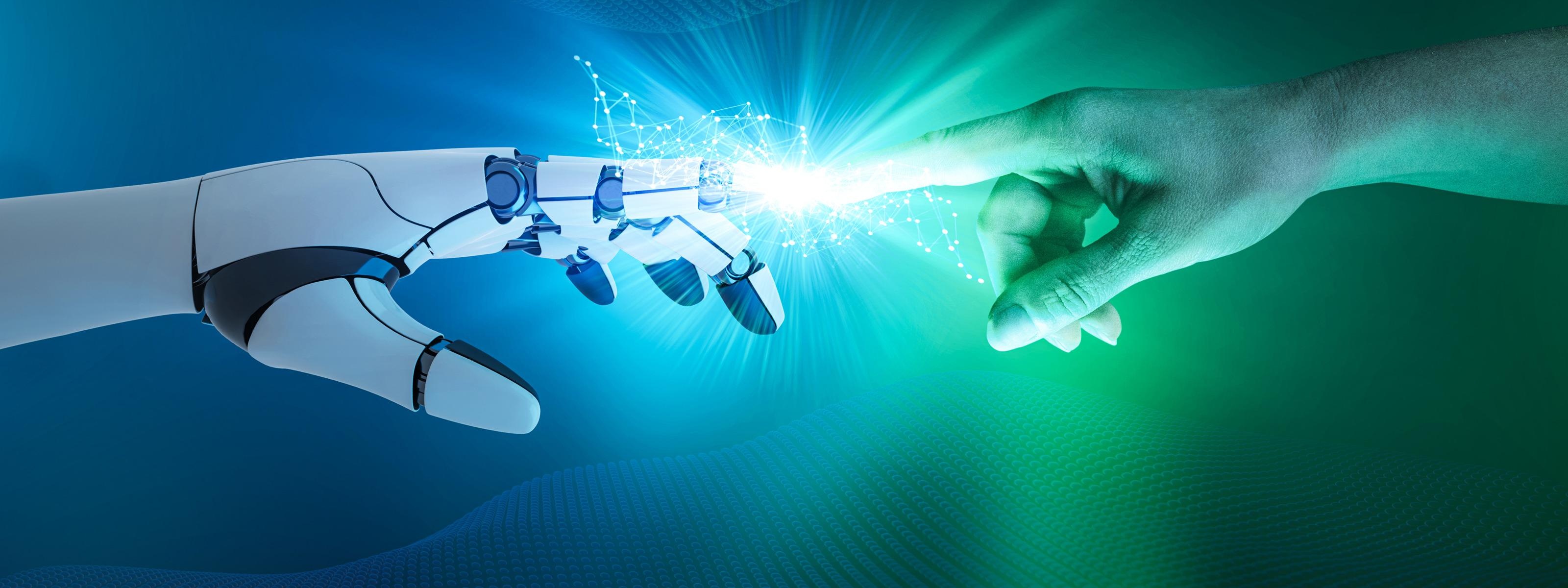 Vor einem blau-grünen Hintergrund treffen seitlich ein menschlicher Zeigefinger und ein Zeigefinger eines Roboters in der Mitte aufeinander