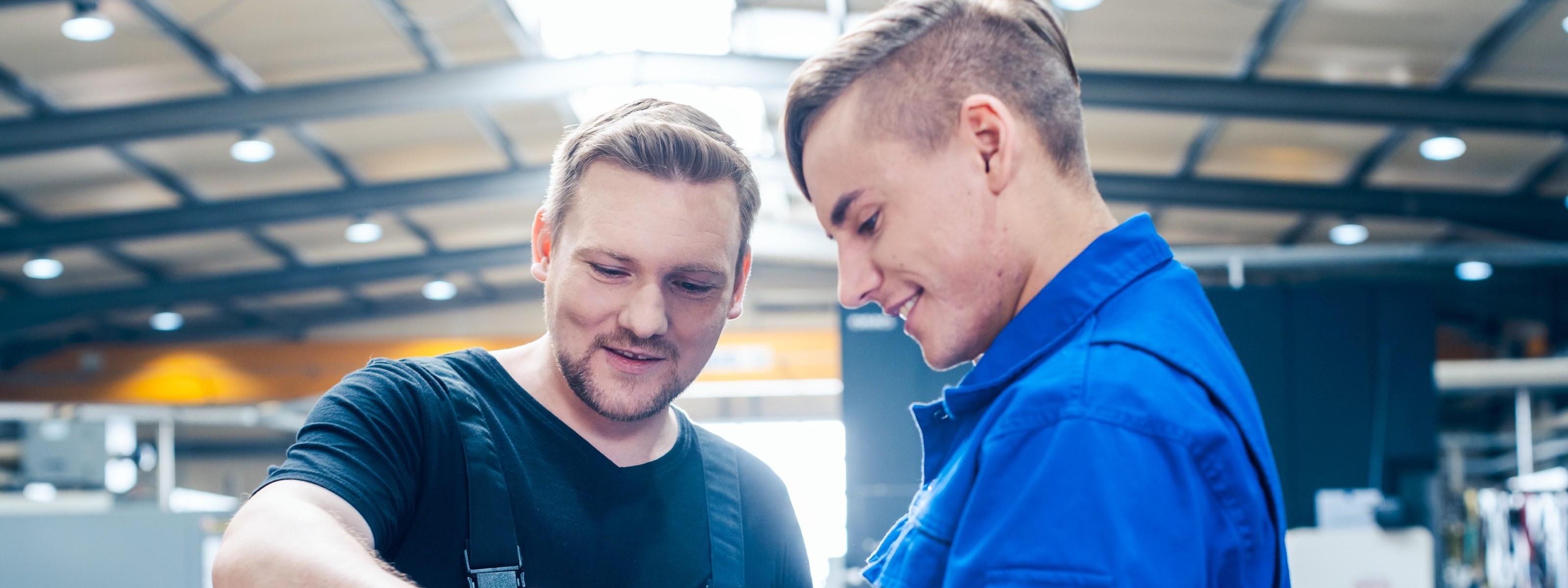 Ein Meister mit einem Lehrling bei der Arbeit